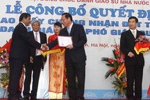 Giáo sư, phó giáo sư phải giao tiếp được bằng tiếng Anh 