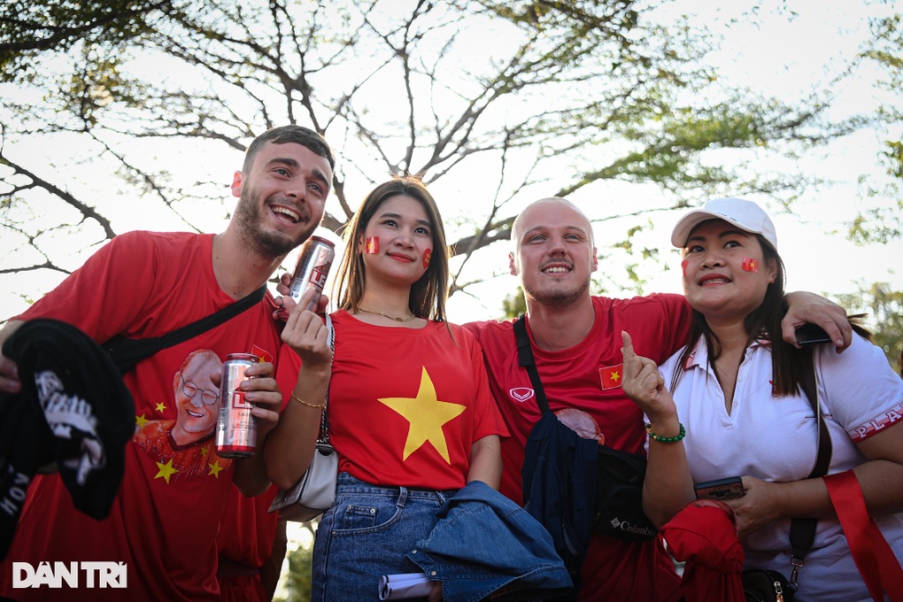 Cổ động viên tin tưởng Việt Nam sẽ chiến thắng trên đất Thái  - 4