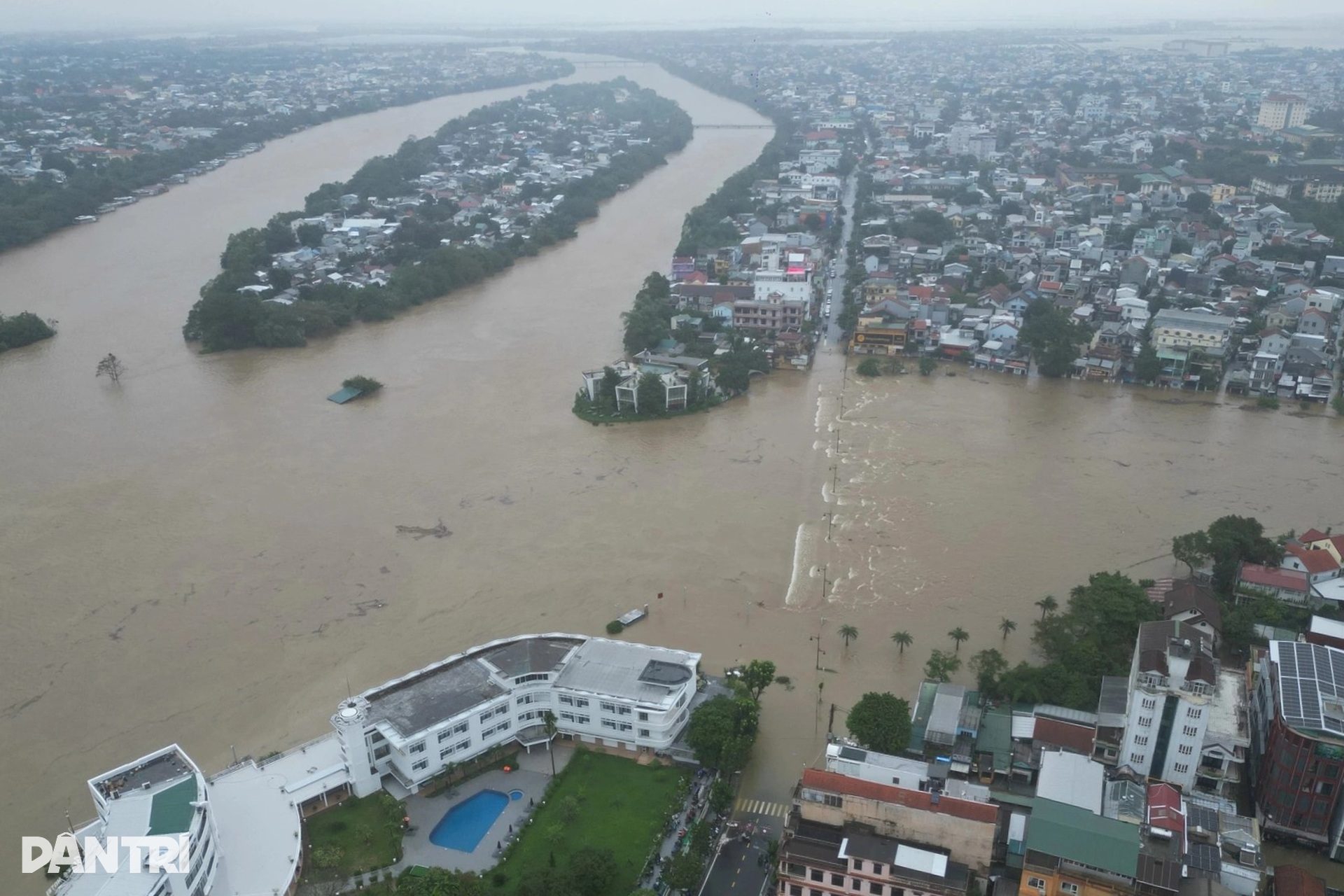 Lũ cuốn trôi cầu, nhấn chìm hàng trăm ngôi nhà ở miền Trung - 1