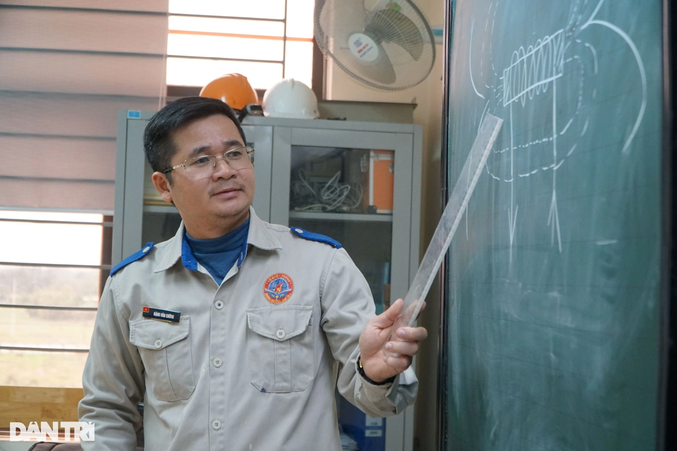 Những đêm trắng của người thầy sáng chế học cụ vì học trò - 1 Những đêm trắng của người thầy sáng chế học cụ vì học trò - 1