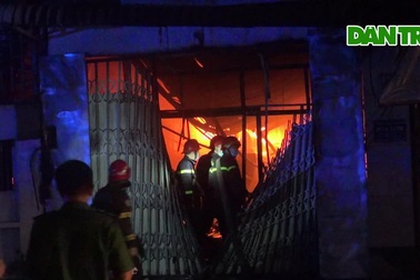 Lửa bao trùm kho hàng ở TPHCM