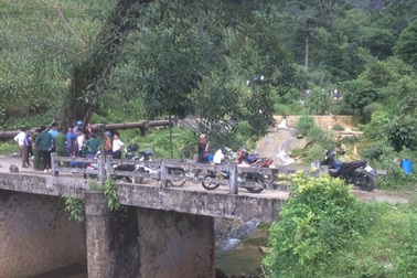 Hai chị em chết đuối khi đi tắm suối