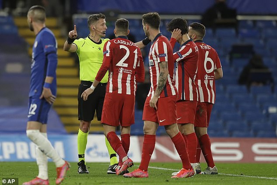 VAR làm ngơ khiến Atletico mất oan quả phạt đền trước Chelsea - 3 VAR làm ngơ khiến Atletico mất oan quả phạt đền trước Chelsea - 3