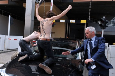 Người biểu tình ngực trần tấn công xe Thủ tướng Tunisia