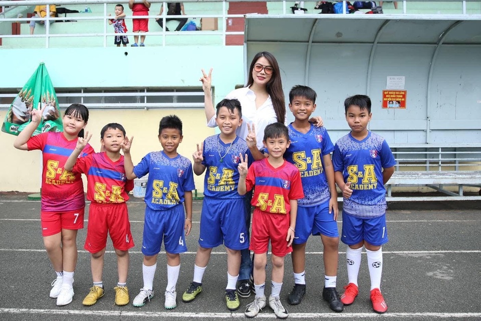 Trương Ngọc Ánh đi cổ vũ Hồ Đức Vĩnh đá bóng - 6 Trương Ngọc Ánh đi cổ vũ Hồ Đức Vĩnh đá bóng - 6