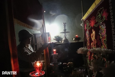 Những đêm không ngủ của người dân rốn lũ Hòa Thịnh