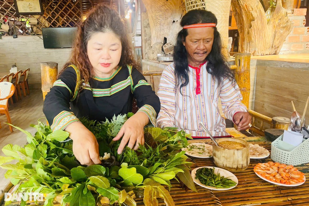 Độc lạ món gỏi với hơn 60 loại lá của núi rừng Tây Nguyên - 2 Độc lạ món gỏi với hơn 60 loại lá của núi rừng Tây Nguyên - 2