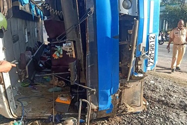 Xe chở công nhân lật đè trúng xe máy, 2 người chết, 11 người bị thương