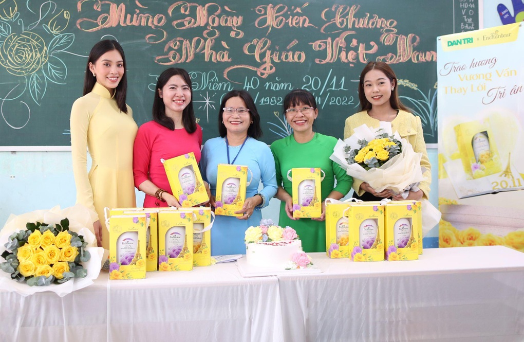Hoa hậu Tiểu Vy cùng Enchanteur trao quà tri ân thầy cô dịp 20/11 - 6 Hoa hậu Tiểu Vy cùng Enchanteur trao quà tri ân thầy cô dịp 20/11 - 6