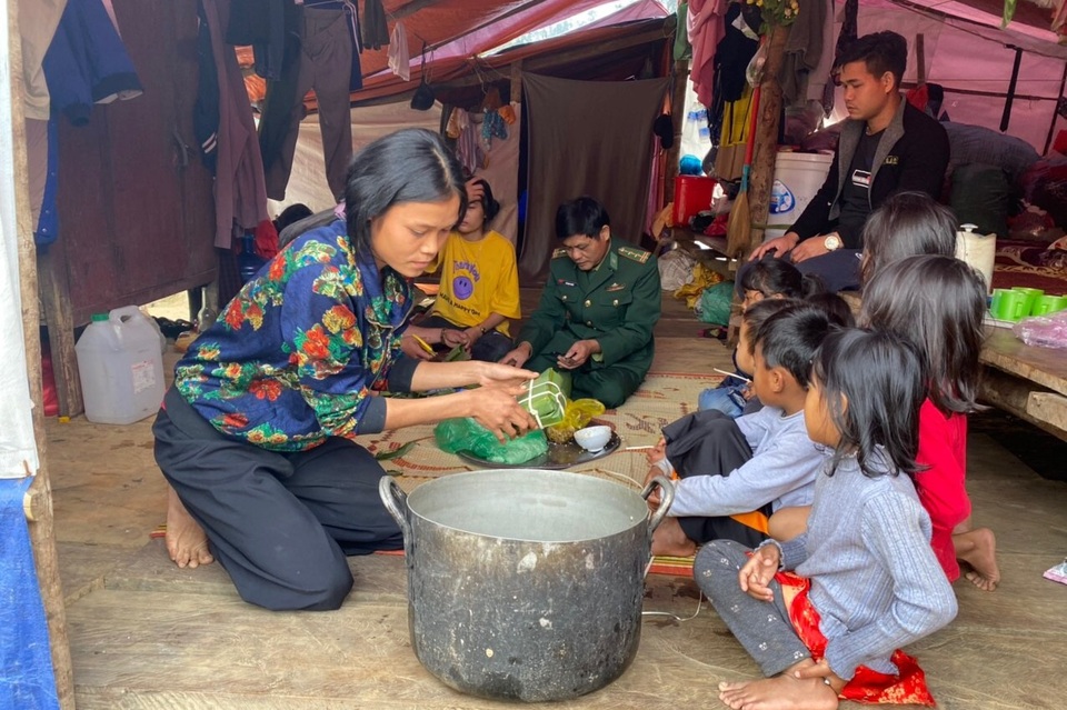 Tết đặc biệt nơi lán tạm của người dân vùng sạt lở đất - 5 Tết đặc biệt nơi lán tạm của người dân vùng sạt lở đất - 5
