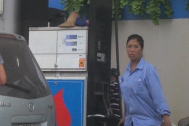 Tiếp tục vạch trần "chiêu độc" gian lận của nhân viên bán xăng