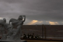 Vì sao có "khoảng lặng" trước bão Wipha?