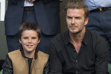 Vợ chồng Beckham bị chỉ trích vì để con trai 11 tuổi trở thành ca sĩ