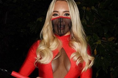 Amber Turner "lấp ló" vòng một căng đầy đi chơi Halloween