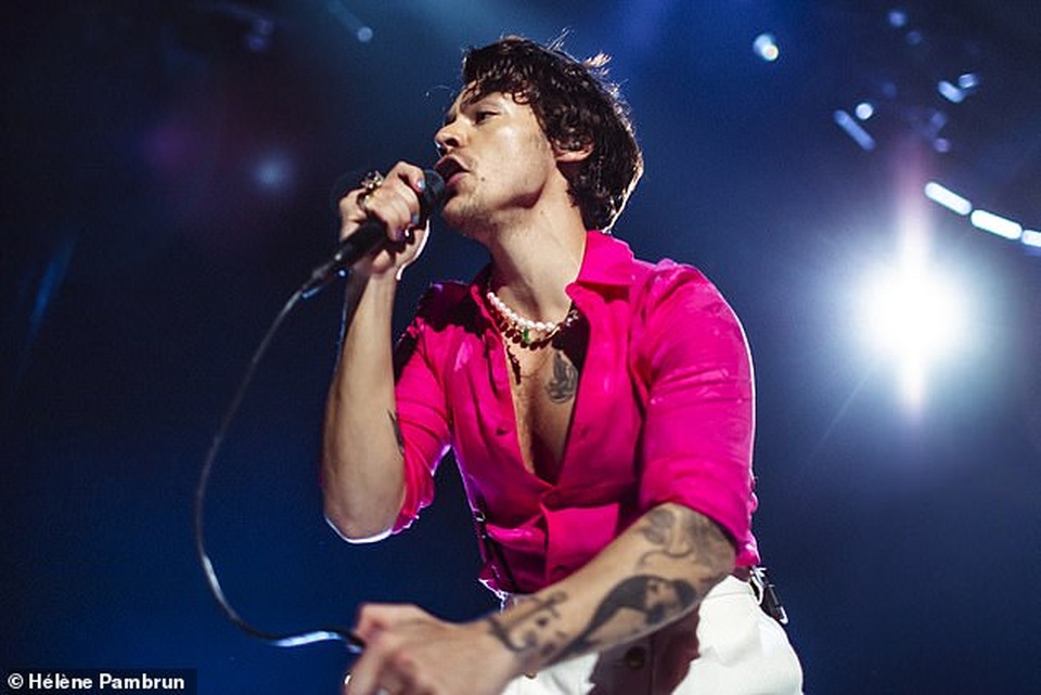 Chuộng trang phục nữ tính, hotboy nhóm One Direction bị nghi ngờ về giới tính - 13