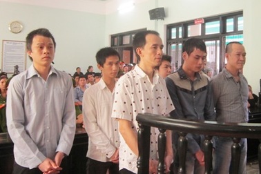 Nhóm “xã hội đen” chém chết người lĩnh án tù