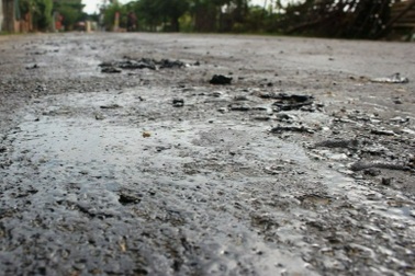 Quốc lộ vừa làm xong mặt đường đã... "tan chảy" thành từng mảng