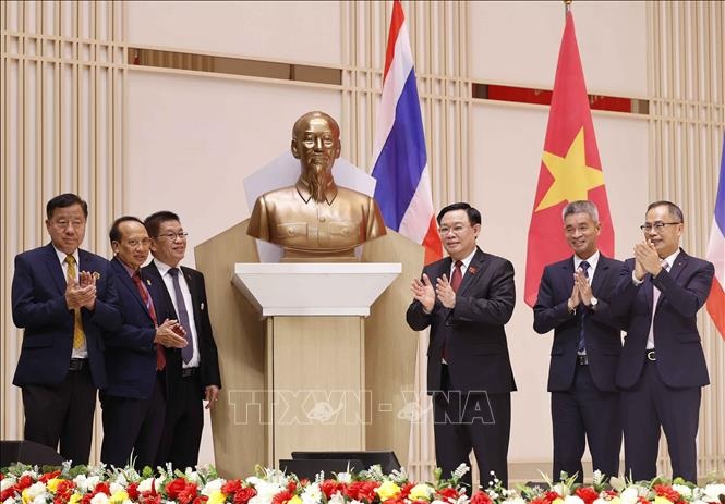 Chủ tịch Quốc hội Vương Đình Huệ gặp gỡ cộng đồng người Việt Nam tại Thái Lan - 4