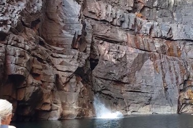 Thích cảm giác mạnh, thanh niên gãy chân vì nhảy thác