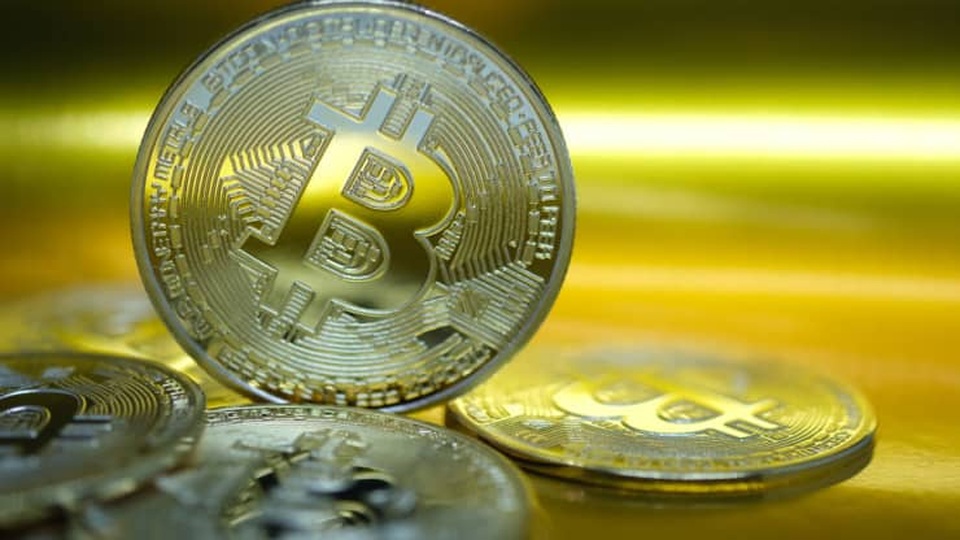 Bitcoin tăng điên cuồng, vượt ngưỡng 35.000 USD - 1 Bitcoin tăng điên cuồng, vượt ngưỡng 35.000 USD - 1