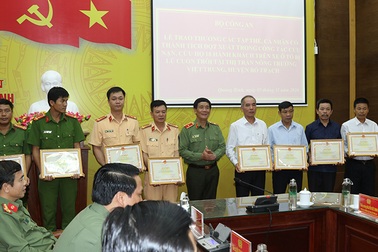 Tặng bằng khen tập thể, cá nhân cứu sống 18 người trên xe khách bị lũ cuốn