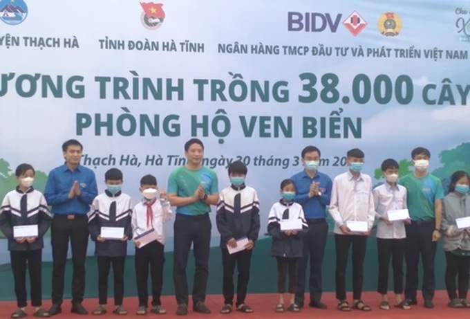 BIDV trao các suất quà cho các em học sinh có hoàn cảnh vươn lên vượt khó tại Hà Tĩnh