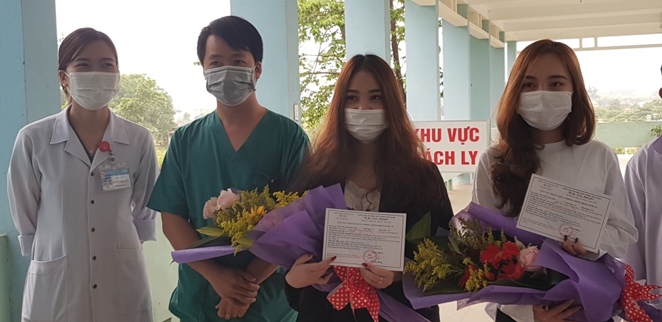 Niềm vui xen lẫn nước mắt ngày xuất viện của 2 cô gái về từ vùng dịch Daegu - 4 Niềm vui xen lẫn nước mắt ngày xuất viện của 2 cô gái về từ vùng dịch Daegu - 4