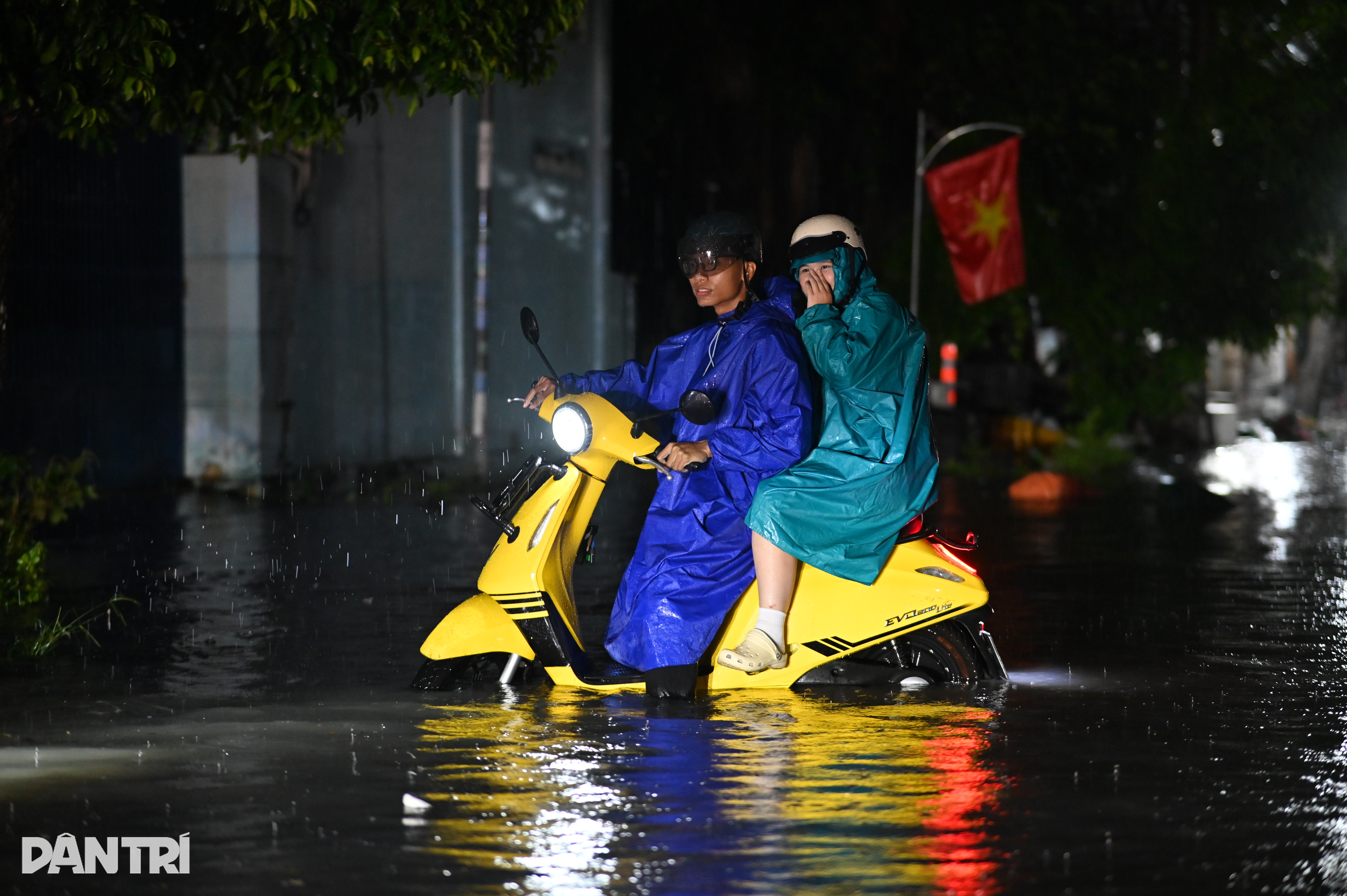 Nhiều tuyến đường ở TPHCM lại biến thành sông sau mưa lớn  - 12