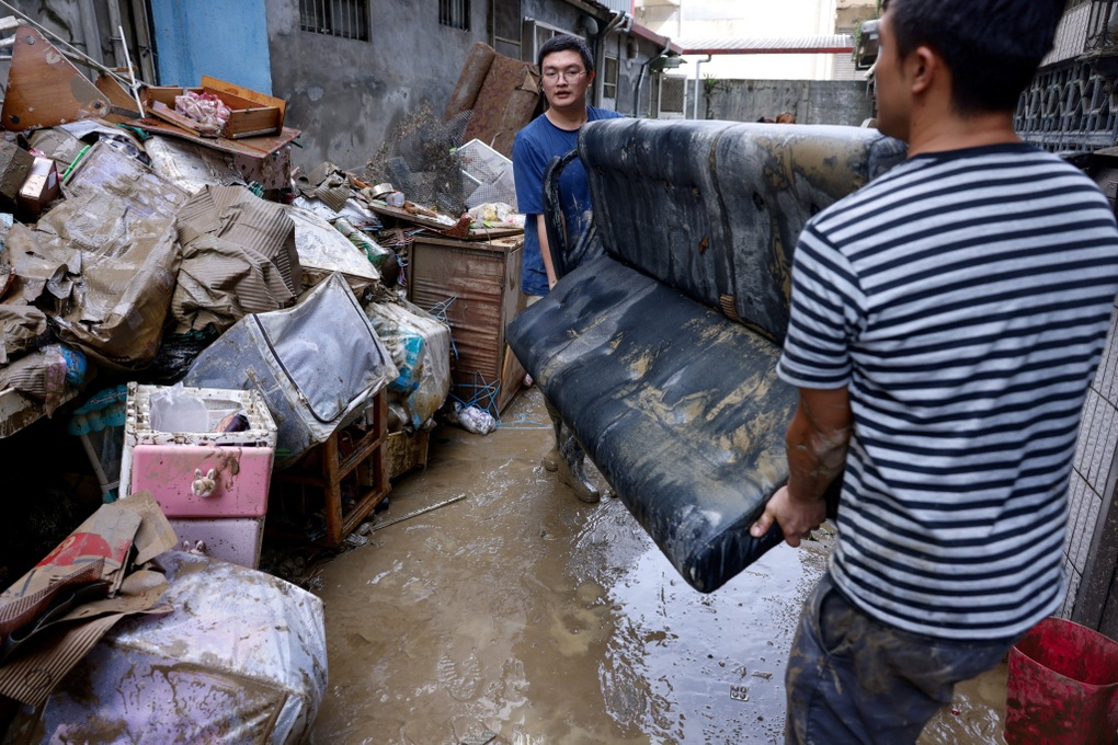 Bão Phượng Hoàng đổ bộ gây lũ lụt, Đài Loan sơ tán hơn 8.000 người - 1