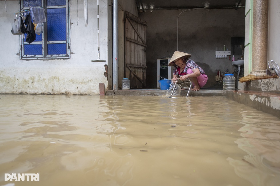 Mầm bệnh theo dòng nước bủa vây người dân tại rốn lũ Hà Nội - 16