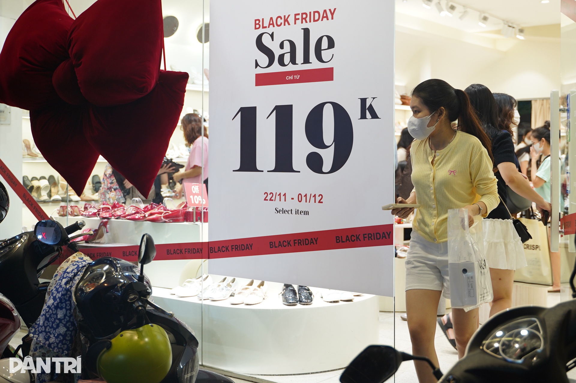 Giới trẻ TPHCM nhộn nhịp săn hàng giảm giá dịp Black Friday 2024 - 9 Giới trẻ TPHCM nhộn nhịp săn hàng giảm giá dịp Black Friday 2024 - 9