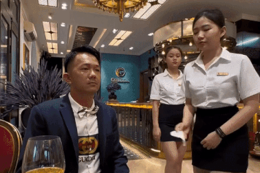 Tranh cãi nhân viên nhà hàng ở TPHCM "đút thức ăn, lau miệng" cho khách