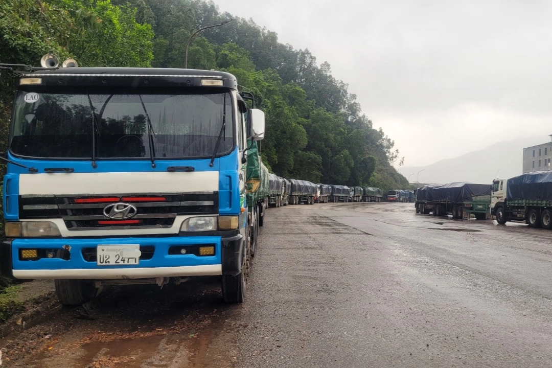 Ratusan truk gandeng pengangkut barang terjebak di dekat Pelabuhan Internasional Laos - 1 Hàng trăm xe đầu kéo chở hàng ùn ứ gần Cảng quốc tế Lào - Việt - 1