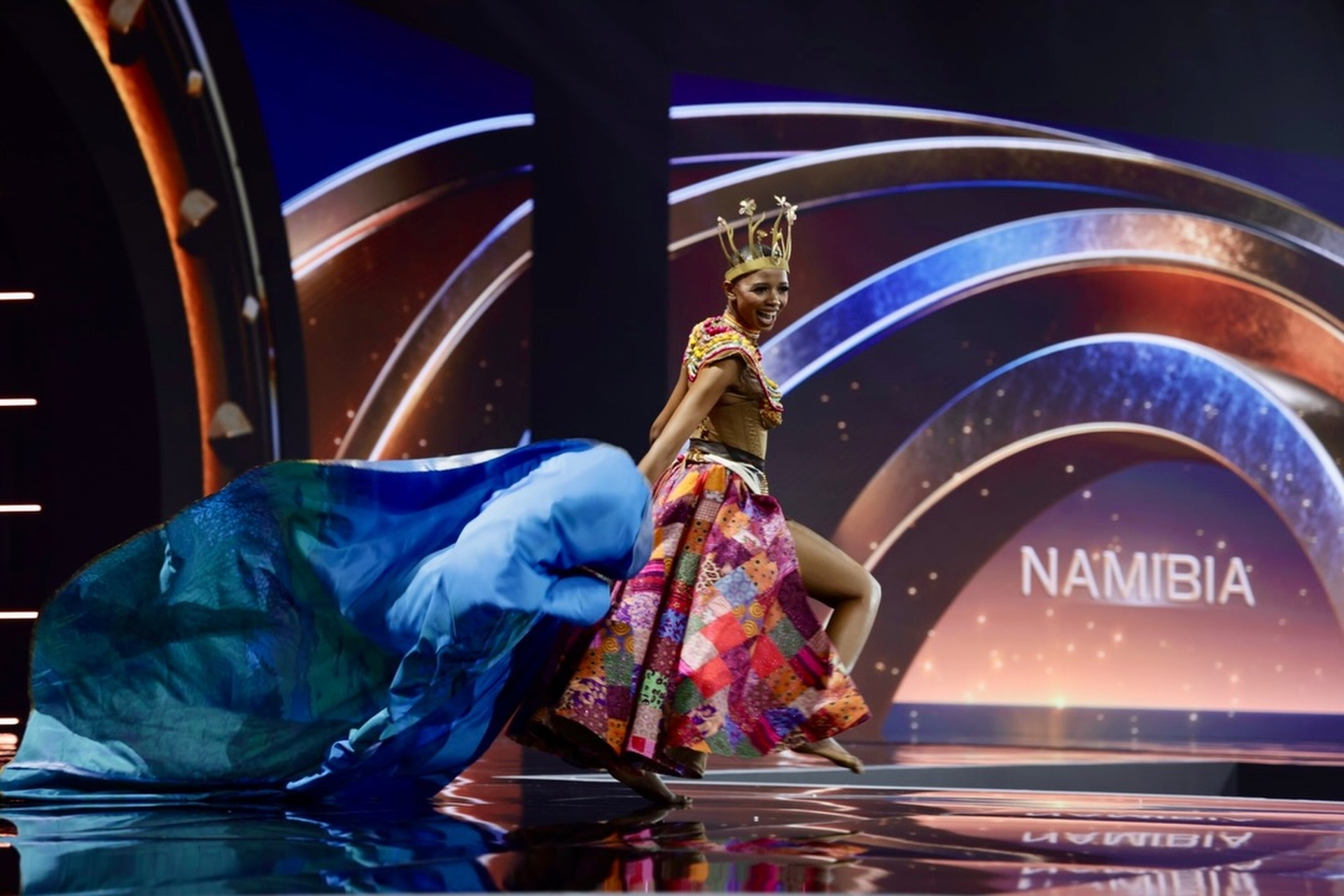 Màn biến hình độc lạ của người đẹp Na Uy gây sốt Hoa hậu Hoàn vũ 2025 - 11