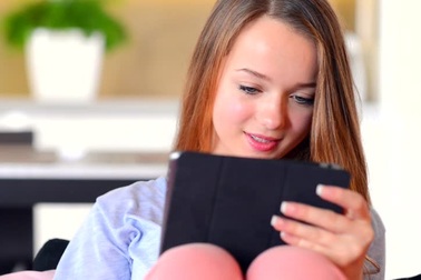 Phải làm sao khi người yêu thích "thả thính" trên mạng?