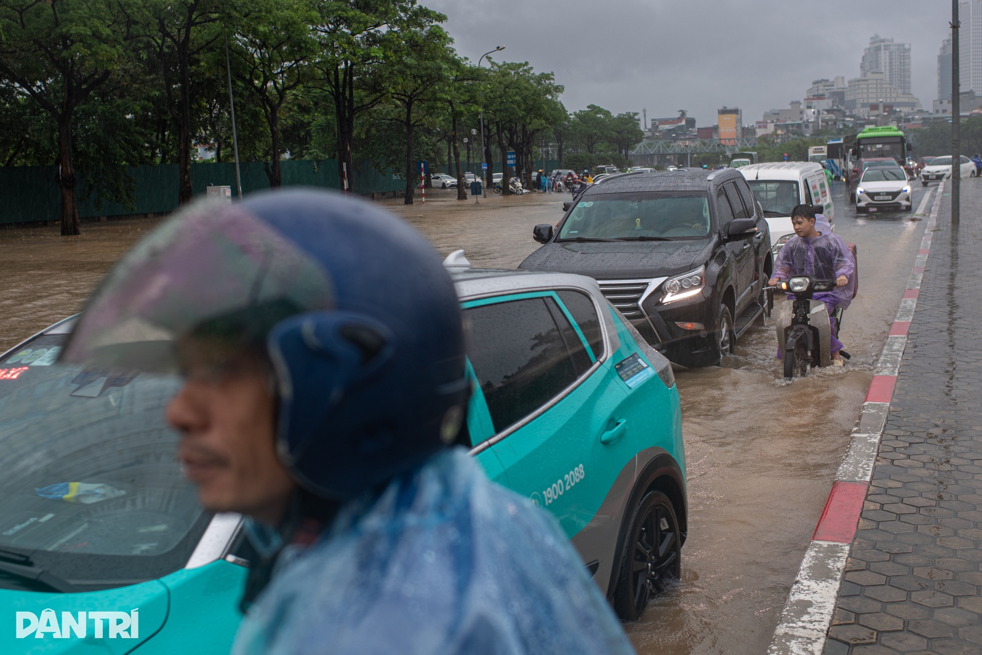 Hà Nội mưa trắng trời, quảng trường SVĐ Mỹ Đình thành biển nước mênh mông - 10 Hà Nội mưa trắng trời, quảng trường SVĐ Mỹ Đình thành biển nước mênh mông - 10