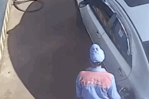 Cộng đồng mạng sôi sục vì hành vi ném tiền của tài xế vào mua xăng