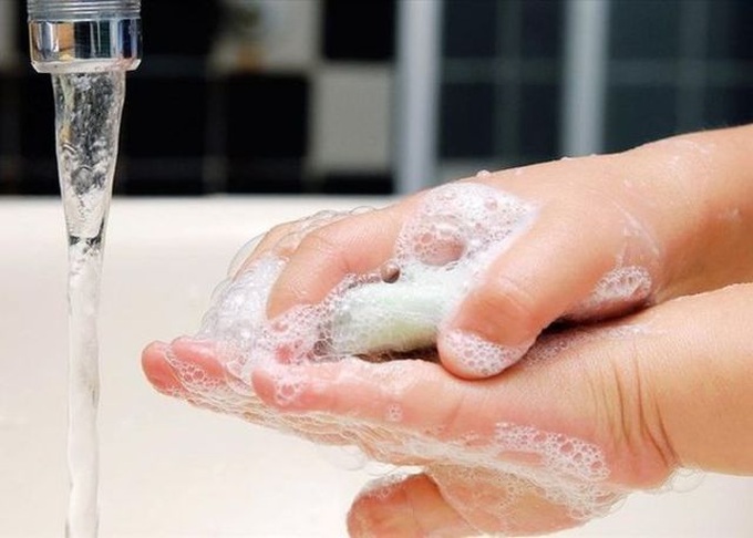Bệnh tay chân miệng chưa có vaccine phòng ngừa, cho trẻ rửa tay thường xuyên sẽ giúp phòng ngừa bệnh.