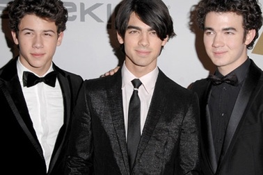 Nhóm Jonas Brothers được dựng tượng