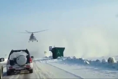 Ngoạn mục cảnh trực thăng Mi-8 của Nga đáp xuống cao tốc đón khách