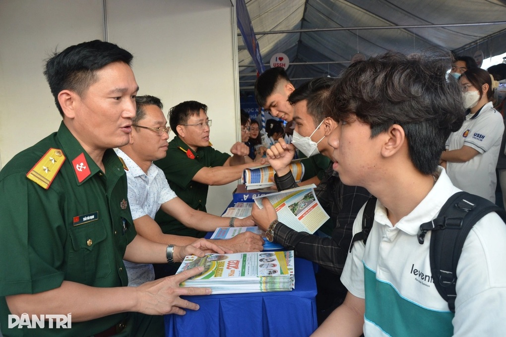 Sinh viên tốt nghiệp xuất sắc vào quân đội có thể hưởng phụ cấp 250% lương - 1