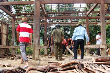 Gần 1.000 dân di dời khẩn cấp: Xây bếp ở tạm để tránh lũ