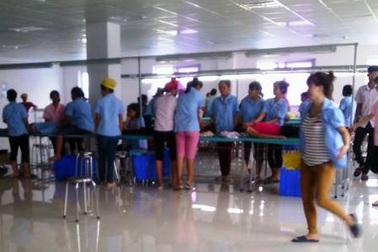 Nghi công ty cho ăn cơm sống, canh thiu, 2000 công nhân bỏ ăn