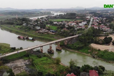 Cầu Đoan Hùng xuống cấp nghiêm trọng, người dân “chật vật” đi bộ qua cầu