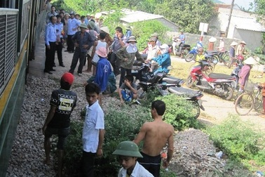 Xe bò lao vào tàu hỏa