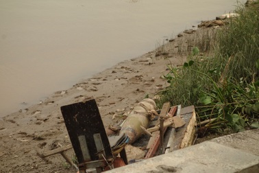 Quả bom nặng hơn 100kg “lộ diện” dưới lòng sông