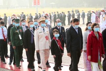 Đại biểu ĐH thi đua yêu nước toàn quốc vào Lăng viếng Chủ tịch Hồ Chí Minh