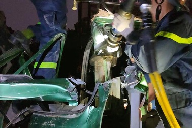 Hà Nội: Cảnh sát phá cửa, giải cứu tài xế xe tải mắc kẹt sau tai nạn