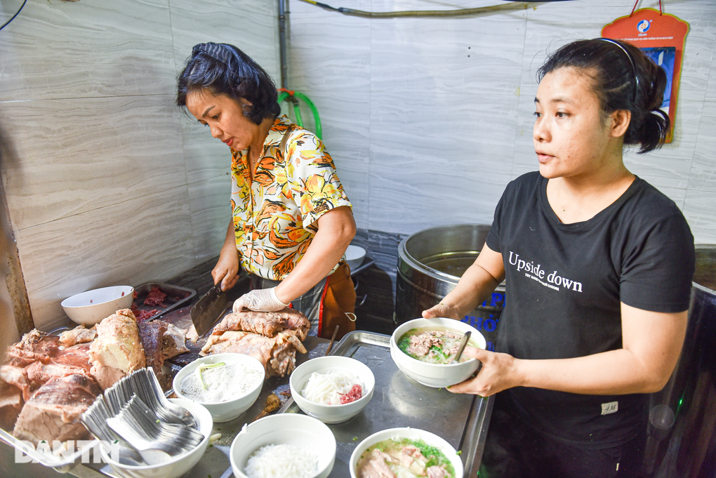Những quán phở Hà Nội giá chỉ bằng nửa phở Thìn, khách đông nườm nượp - 2 Những quán phở Hà Nội giá chỉ bằng nửa phở Thìn, khách đông nườm nượp - 2