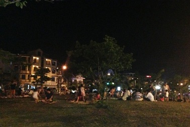 Công viên “quá tải” vì nắng nóng 40 độ C